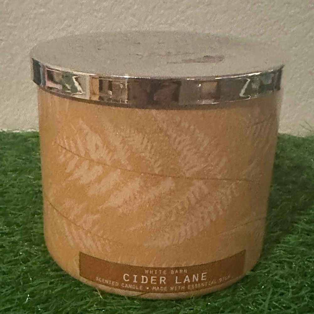 White Barn Cider Lane 3-Wick Candle Bath & Body Works Fall Apple Caramel Scent
